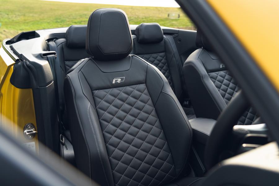 Интерьер Volkswagen T-Roc Cabriolet R-Line 2020 года  (UK) (фото 19 из 40)